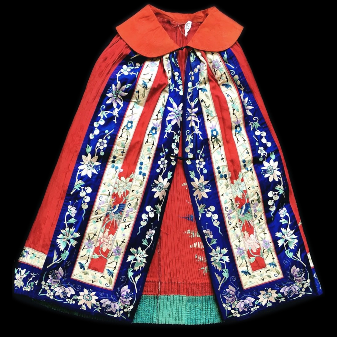 Capa de seda para dama de China, bordada con motivos florales, en colores rojo, azul, blanco y verde.